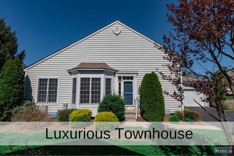 31 Mulberry Ct, Paramus, NJ 07652 photo 1