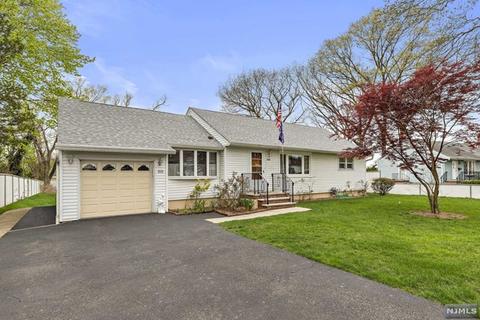 833 Alden Rd, Paramus, NJ 07652 photo 1