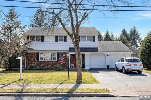 28 Hemlock Dr, Paramus, NJ 07652 photo 1