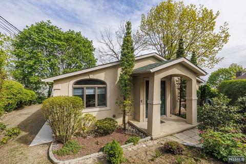 31 Colony Rd, Edgewater, NJ 07020 photo 1