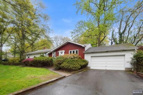 678 Terrace Dr, Paramus, NJ 07652 photo 1