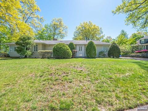 888 Summit Ave, River Edge, NJ 07661 photo 1