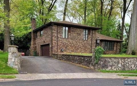 377 Valley View Ave, Paramus, NJ 07652 photo 1