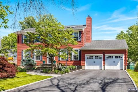 70 Heather Ln, Paramus, NJ 07652 photo 1