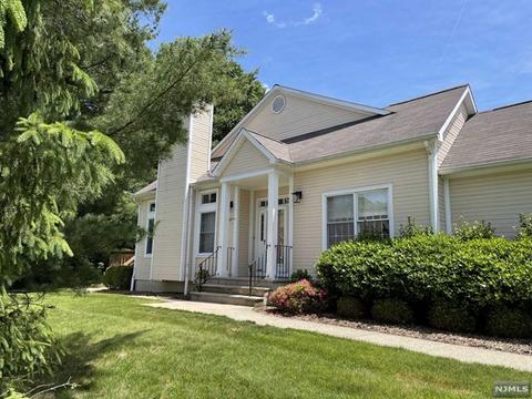 31 Worcester Dr, Wayne, NJ 07470 photo 1