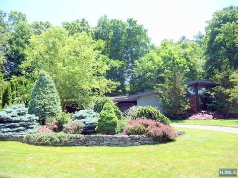 31 Arrowhead Dr, Upper Saddle River, NJ 07458 photo 1