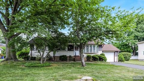 251 Woodcrest Rd, Paramus, NJ 07652 photo 1