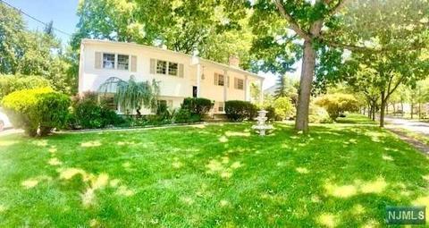 273 Colby Pl, Paramus, NJ 07652 photo 1