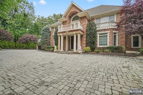 465 Melton Pl, Paramus, NJ 07652 photo 1