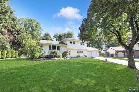 712 Stevens Ct, Paramus, NJ 07652 photo 1