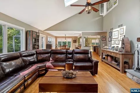 8 Craven Rd, Mountain Lakes, NJ 07046