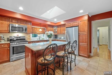164 Cleenput Ter, Paramus, NJ 07652 photo 1