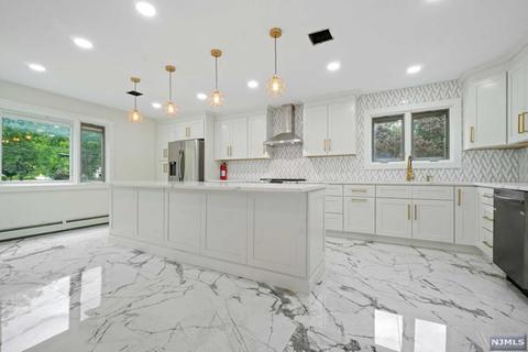 1 Burnside Pl, Wayne, NJ 07470 photo 1