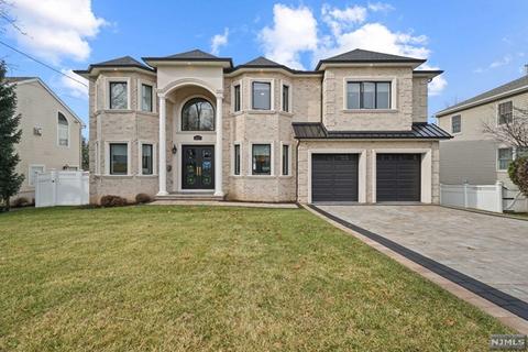 247 Wedgewood Dr, Paramus, NJ 07652 photo 1