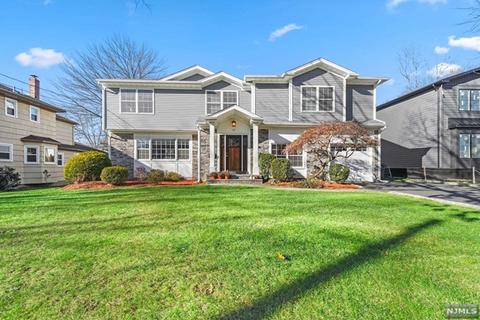 33 Duke Dr, Paramus, NJ 07652 photo 1