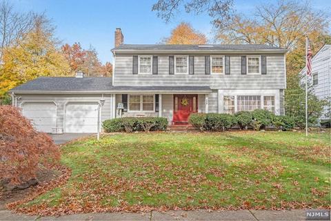 1 Vermont Dr, Paramus, NJ 07652 photo 1