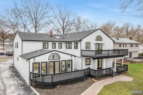 327 Elmwood Dr, Paramus, NJ 07652 photo 1