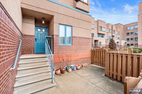 314 Nelson Ct, Edgewater, NJ 07020 photo 1