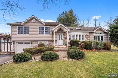 327 Ellen Pl, Paramus, NJ 07652 photo 1