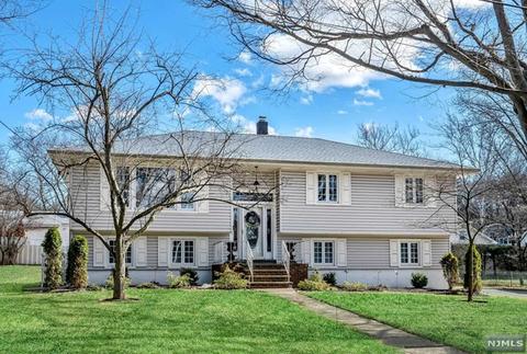 424 Yuhas Dr, Paramus, NJ 07652 photo 1