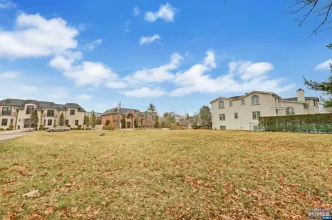 11 Jean Dr, Englewood Cliffs, NJ 07632