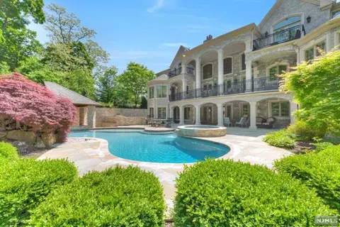 826 Sussex Rd, Franklin Lakes, NJ 07417