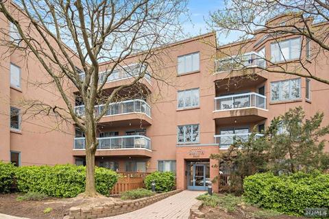 505 Smith Ct, Edgewater, NJ 07020 photo 1