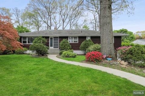 18 Lyncrest Dr, Paramus, NJ 07652 photo 1