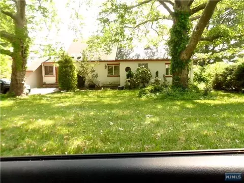 131 Teaneck Rd, Teaneck, NJ 07666