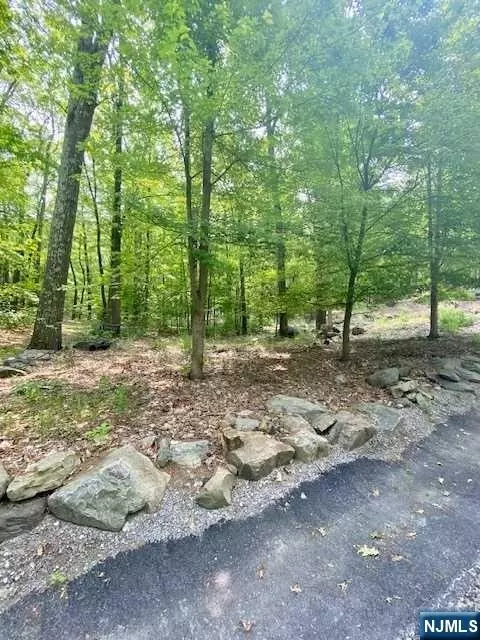 2 Glen Dr, Vernon, NJ 07461