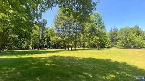 26 Ackerman Rd, Saddle River, NJ 07458