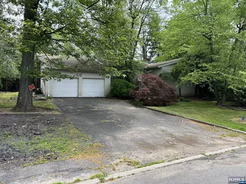 27 Lynn Dr, Englewood Cliffs, NJ 07632