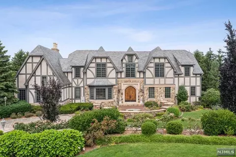 141 Truman Dr, Cresskill, NJ 07626