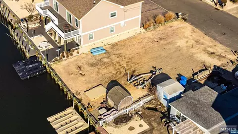 28 Nancy Dr, Stafford, NJ 08050