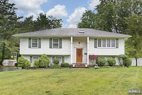 12 Dana Dr, Waldwick, NJ 07463