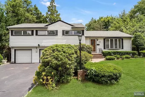 676 Cambridge Rd, Paramus, NJ 07652 photo 1