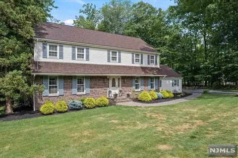 41 Clover Ln, Saddle River, NJ 07458