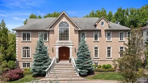 9 Maple St, Englewood Cliffs, NJ 07632