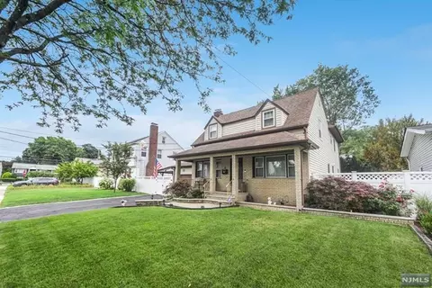 16 Bennett Ave, Rochelle Park, NJ 07662