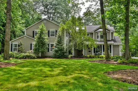 28 Cedar Dr, Allendale, NJ 07401