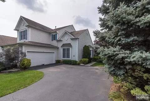 23 Scarlet Oak Ln, Paramus, NJ 07652 photo 1
