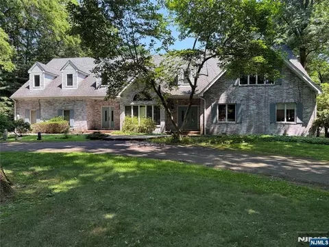 25 Ackerman Rd, Saddle River, NJ 07458