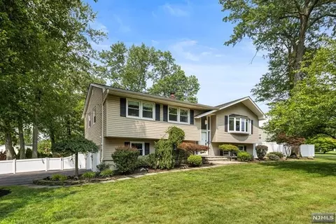 5 Raymar Ln, Wayne, NJ 07470 photo 1