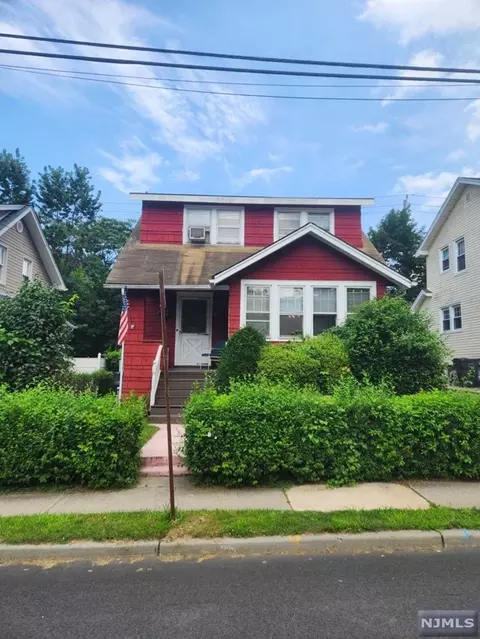 17 Dick St, Bergenfield, NJ 07621