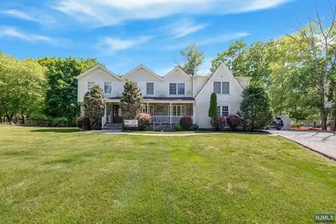 52 Algonquin Trl, Oakland, NJ 07436