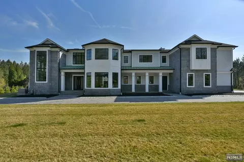 52 Pleasant Ave, Saddle River, NJ 07458