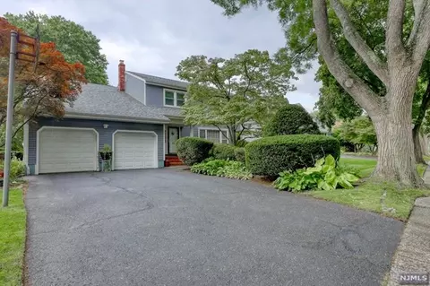 37 Oliver Rd, Paramus, NJ 07652