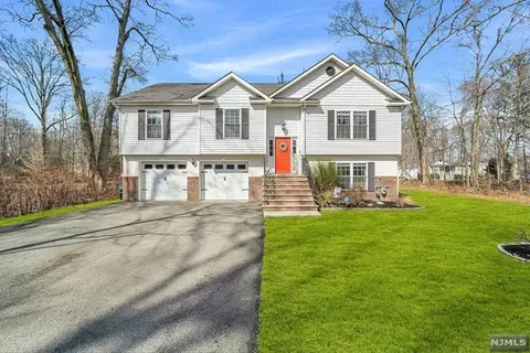 52 Beechwood Dr, Hillsdale, NJ 07642
