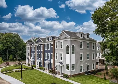 44 Parkside Ln, Teaneck, NJ 07666