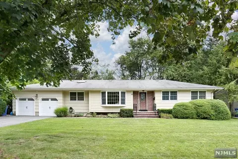 10 Palm Ct, Paramus, NJ 07652 photo 1